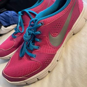 Womens nike shoe, size 9.5